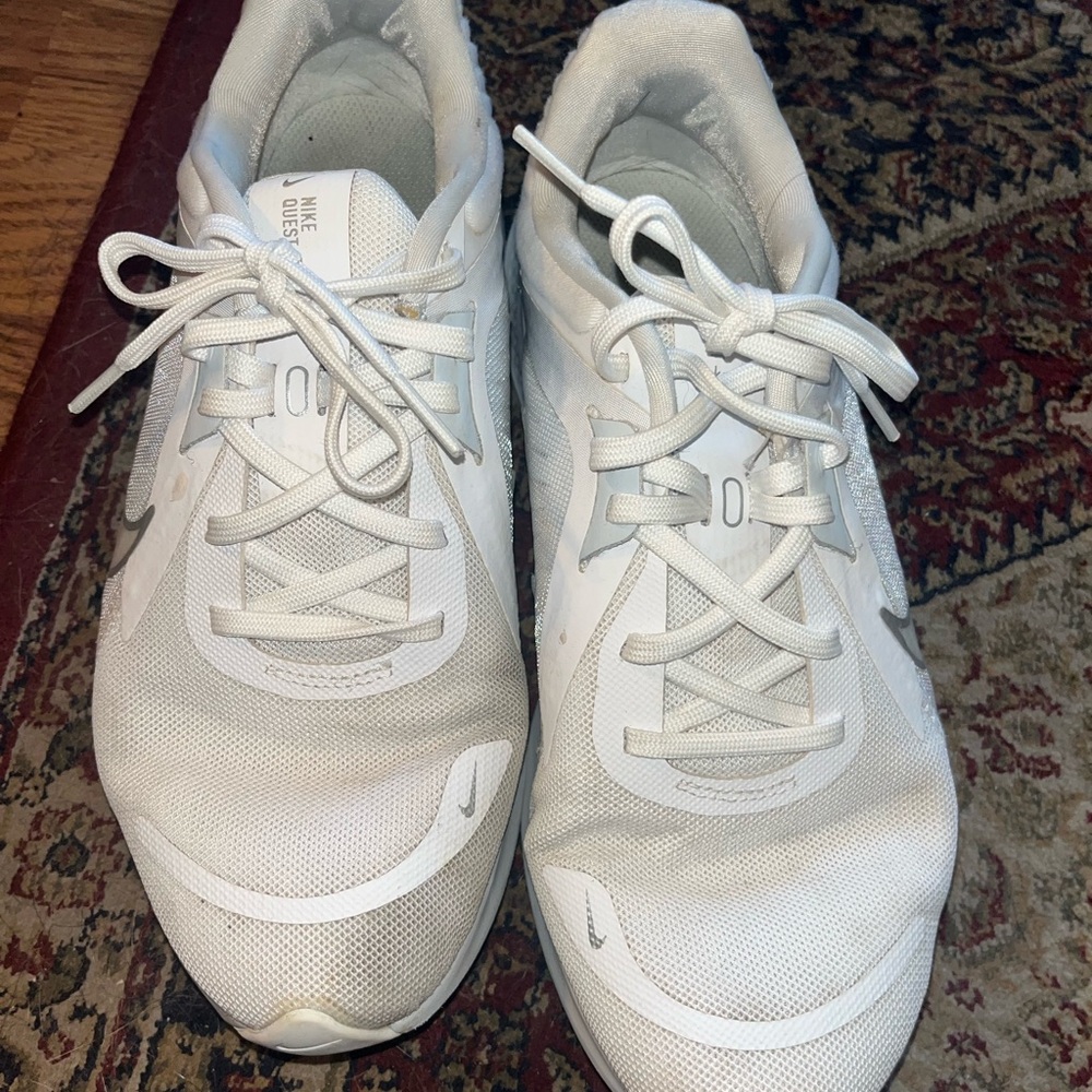 Nike Quest 05 White Sneakers